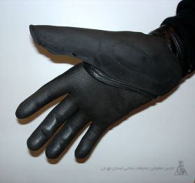 کاربر با دستکشهای مخصوص ویلچر ، همراه با دستکش آستر