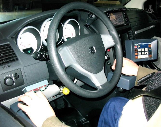 گاز / ترمز الکترونیکی اهرمی که با دست چپ کار می کند فرمان الکترونیکی که با دست راست برای فرمان دادن استفاده می شود