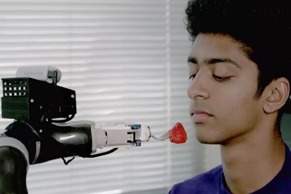 ساخت رباتی مخصوص سرو غذا و نوشیدنی معلولان