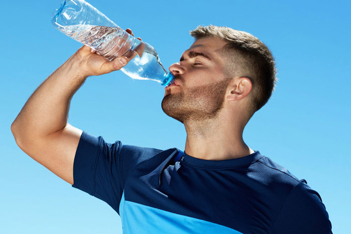 آیا آب تنها مایعی است که افراد دچار آسیب نخاعی باید بنوشند