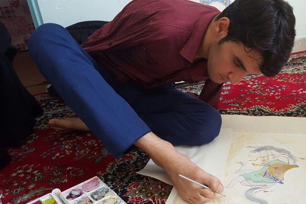 آثار بدیع هنرمند بدون دست آذربایجانی/ وقتی دل و پا یکی می‌شود