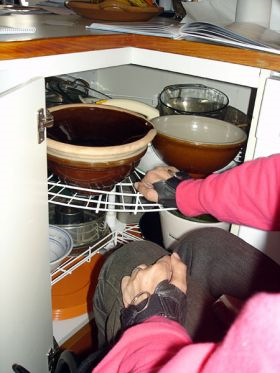 کابینت کنج مجهز به صفحه گردون جهت مناسب سازی آشپزخانه