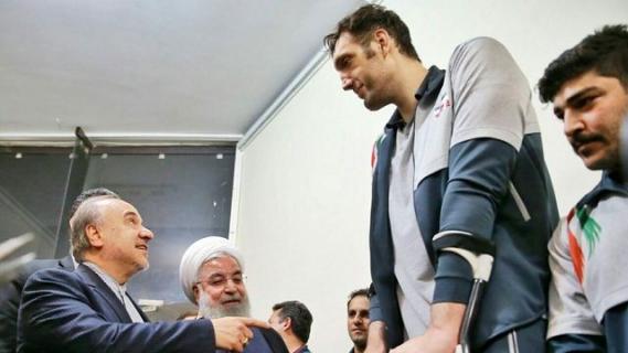  تجلیل رییس جمهور و دکتر سلطانی فر از بلند قدترین والیبالیست معلول 